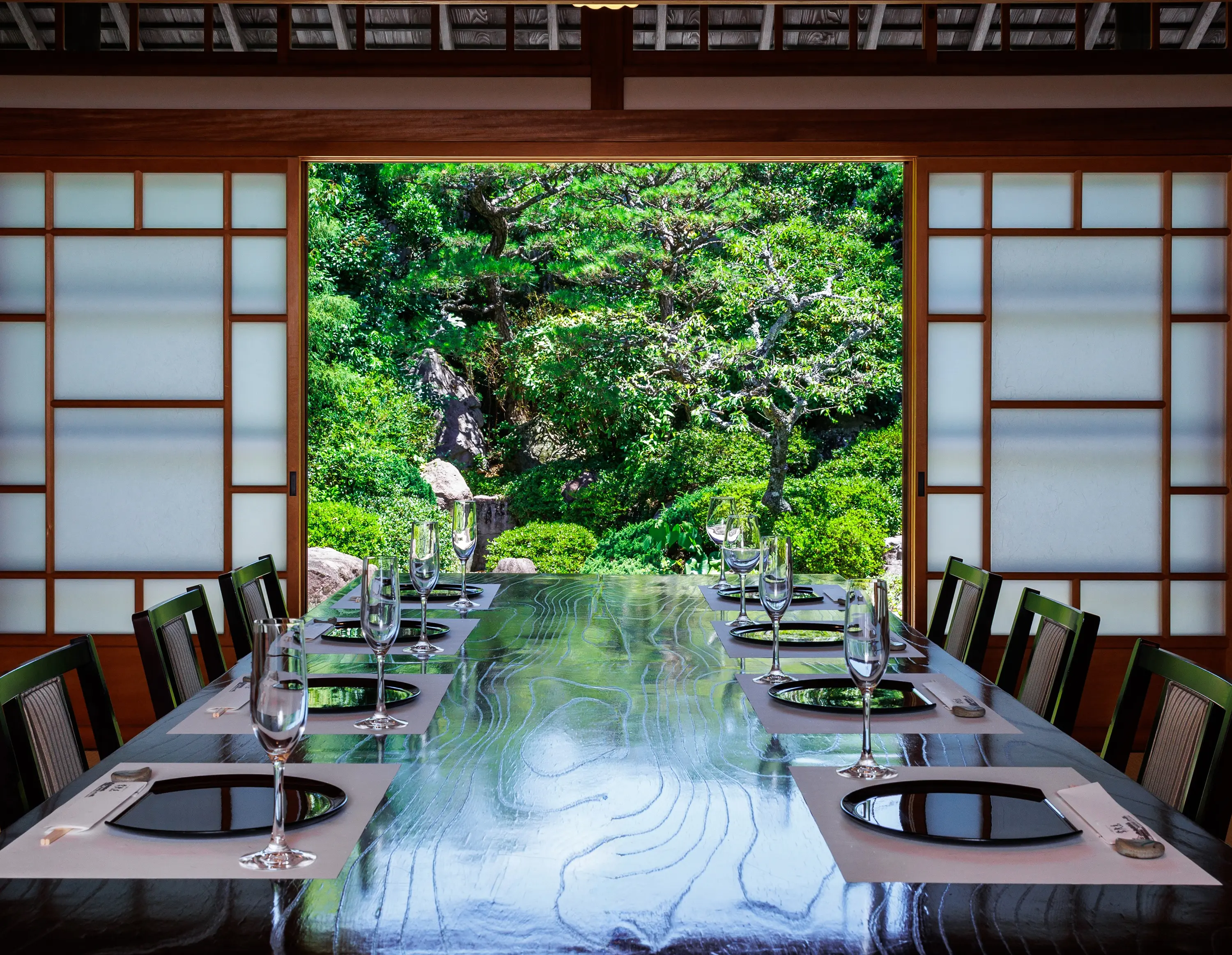 画像：四季を愛でる日本庭園