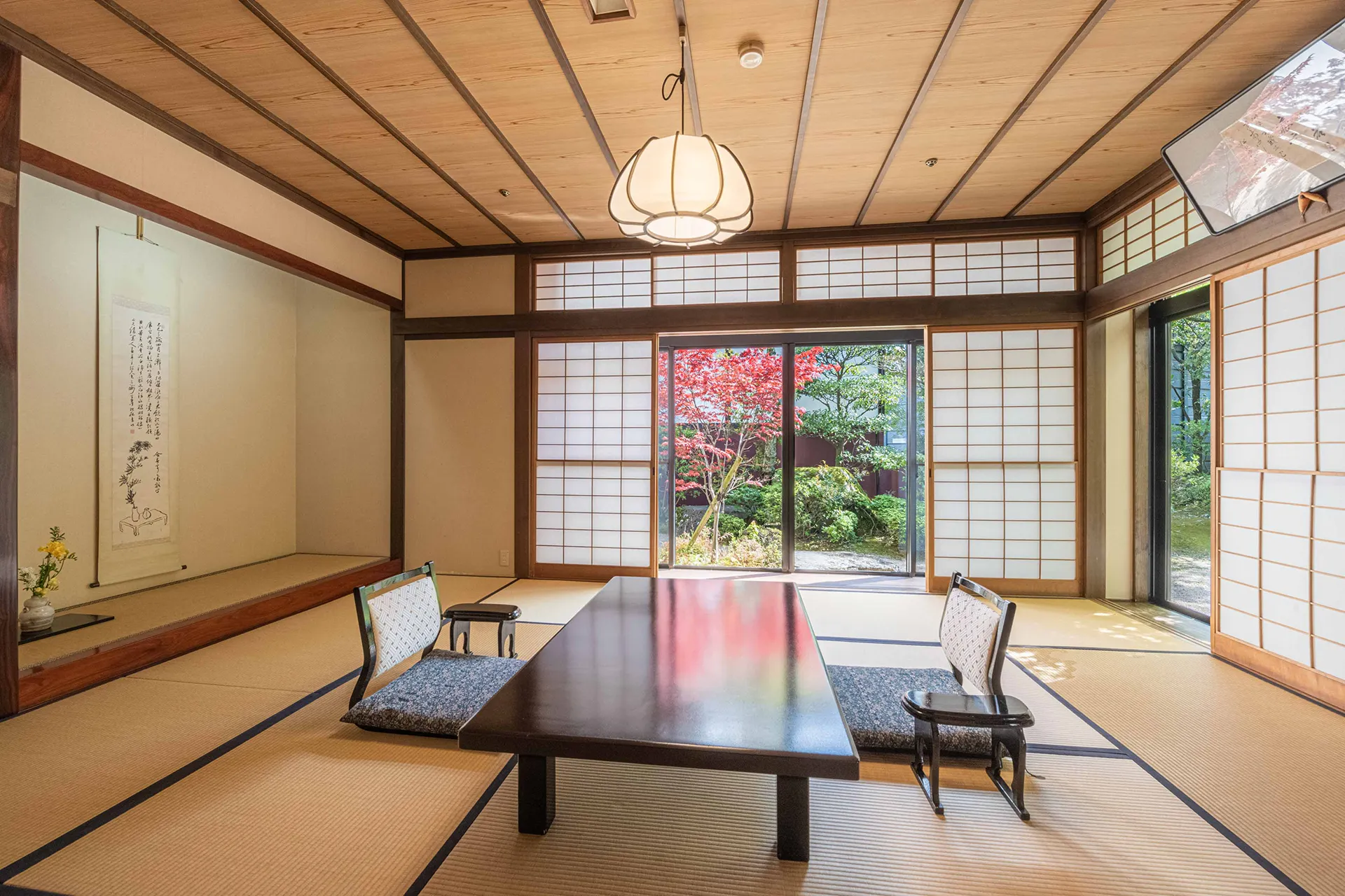 画像：日本庭園を臨む座卓の置かれた和室