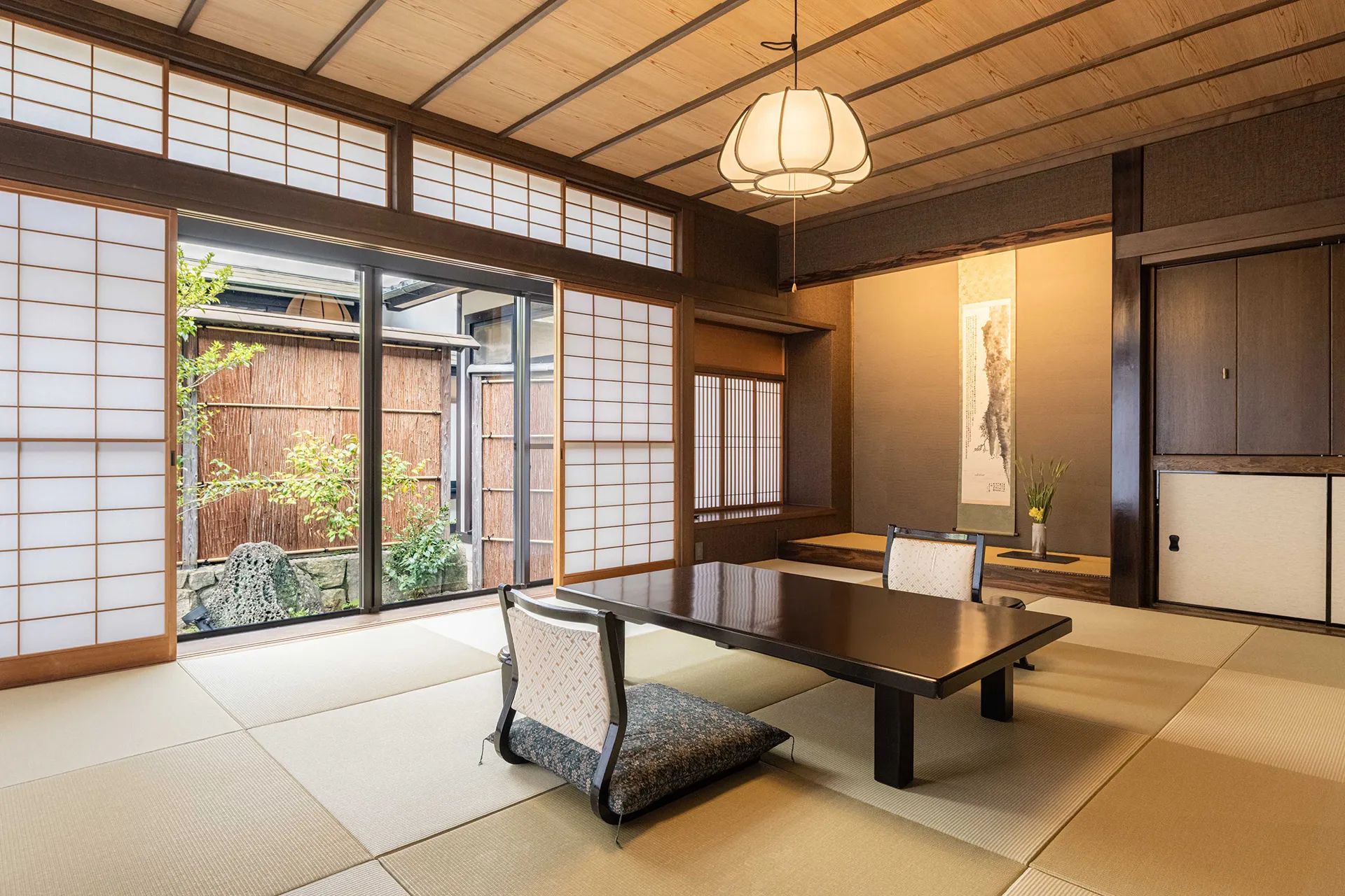 画像：日本庭園を臨む座卓の置かれた和室