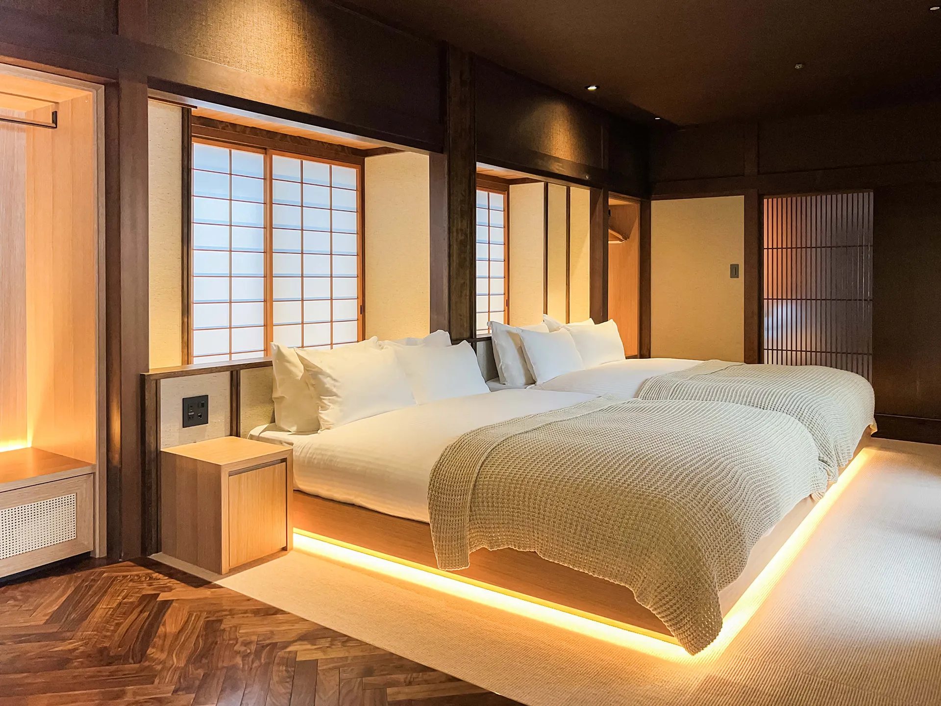 画像：間接照明で優しく照らされるベッドルーム