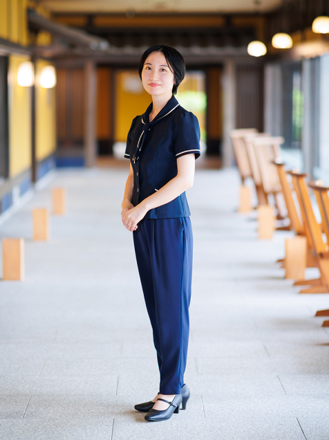 画像：ロビーに佇む女性のフロントスタッフ
