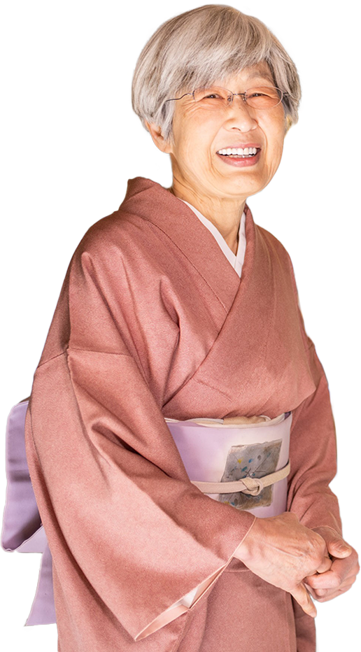 画像：着物姿で笑顔の女将