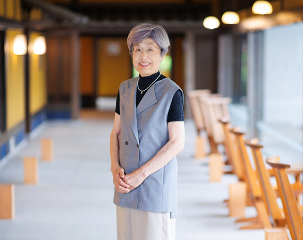 画像：ロビーに佇む笑顔の女将